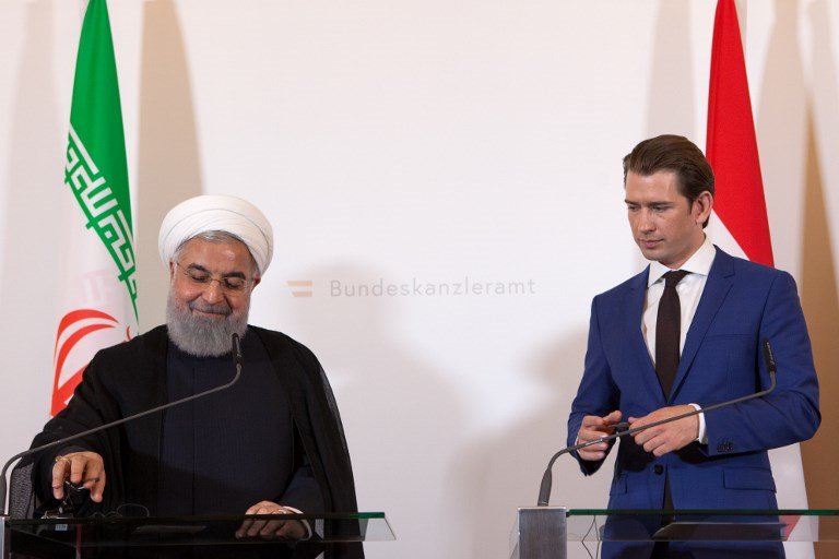 El canciller de Austria Sebastian Kurz (r) y el presidente iraní Hassan Rouhani dan una conferencia de prensa conjunta tras una reunión el 4 de julio de 2018 en la Cancillería de Viena. (AFP / Alex Halada)
