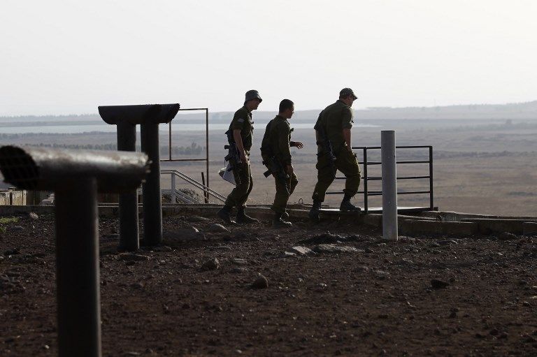 Soldados israelíes son fotografiados en la colina de Tel Saki en los Altos del Golán al otro lado de la frontera de la provincia de Daraa en Siria el 24 de julio de 2018. (AFP / JALAA MAREY)