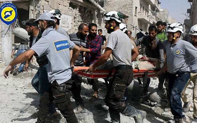 Los trabajadores de rescate trabajan en el lugar de los ataques aéreos en el vecindario de al-Sakhour de la parte del este de Alepo, Siria, controlada por los rebeldes, Siria, 21 de septiembre de 2016. (Cascos blancos de la Defensa Civil siria a través de AP).