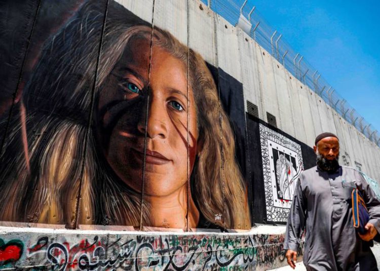 Artistas italianos que pintaron mural de atacante Ahed Tamimi prohibidos en Israel por 10 años