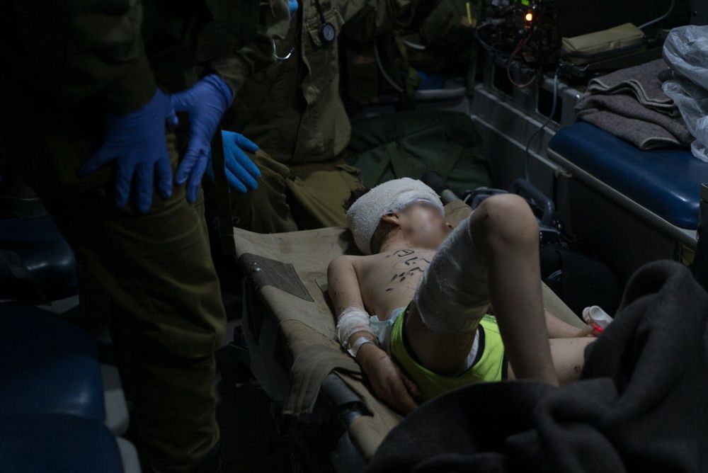 Los médicos del ejército israelí brindan atención a un niño sirio herido que fue llevado a Israel para recibir tratamiento médico el 29 de junio de 2018. (Fuerzas de Defensa de Israel)