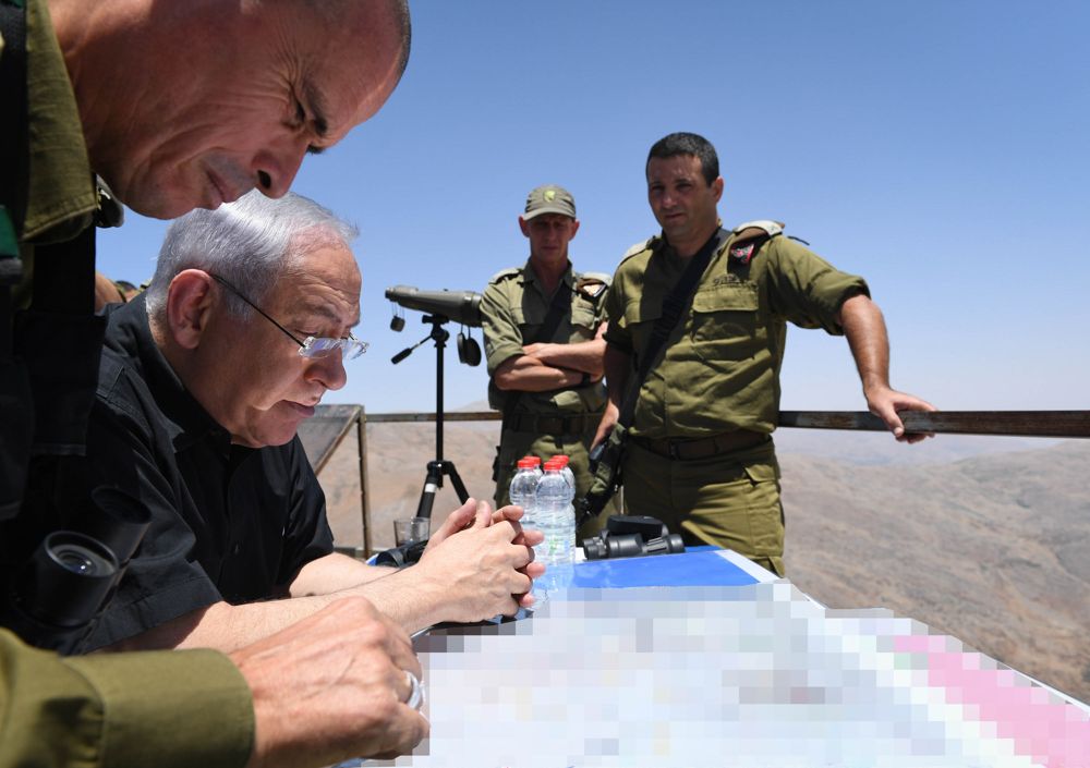 El primer ministro Benjamin Netanyahu y altos oficiales de las FDI recorren la frontera norte de los Altos del Golán, el 25 de julio de 2017. (Kobi Gideon / GPO)