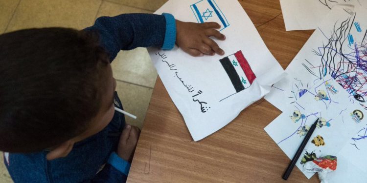 Niño sirio rescatado por las FDI dibujó bandera israelí junto a la de su país