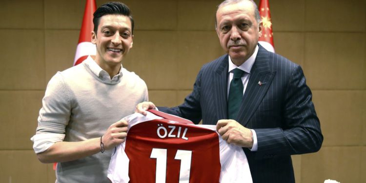 Mesut Ozil se retiró de selección de Alemania en medio de escándalo por foto con Erdogan