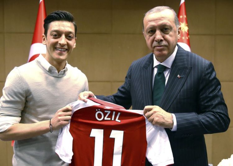 Mesut Ozil se retiró de selección de Alemania en medio de escándalo por foto con Erdogan