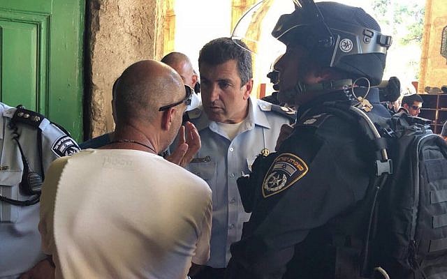 El comandante de la policía de Jerusalén Yoram Halevi es visto afuera de la mezquita Al-Aqsa durante los enfrentamientos en el Monte del Templo en la Ciudad Vieja de Jerusalén el 27 de julio de 2018. (Portavoz de la policía)