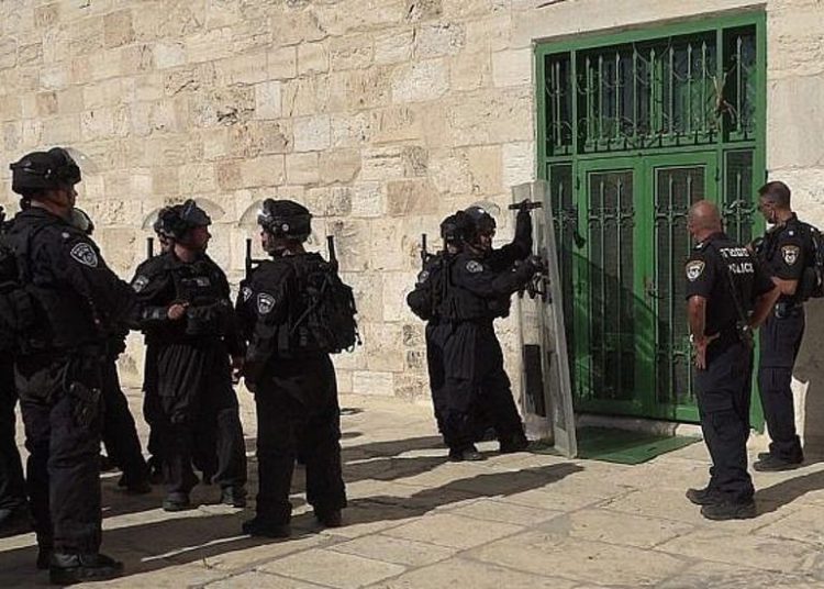 Policía ingresa a la mezquita Al-Aqsa y choca con fieles causando disturbios en el Monte del Templo