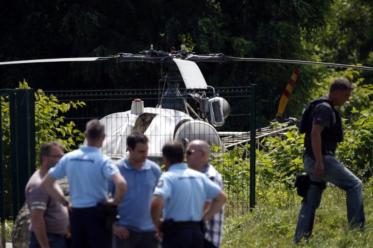 Esta foto tomada el 1 de julio de 2018 en Gonesse, al norte de París, muestra a la policía cerca de un helicóptero francés Alouette II abandonado por el ladrón armado francés Redoine Faid después de escapar de la prisión de Reau. (AFP PHOTO / GEOFFROY VAN DER HASSELT)