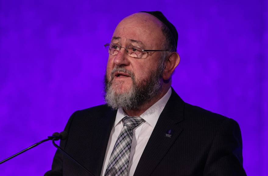 El Gran Rabino Ephraim Mirvis habla en un evento del Día Nacional de Conmemoración del Holocausto en el Centro de Conferencias Queen Elizabeth II el 26 de enero de 2017, en Londres, Inglaterra. (Jack Taylor / Getty Images)