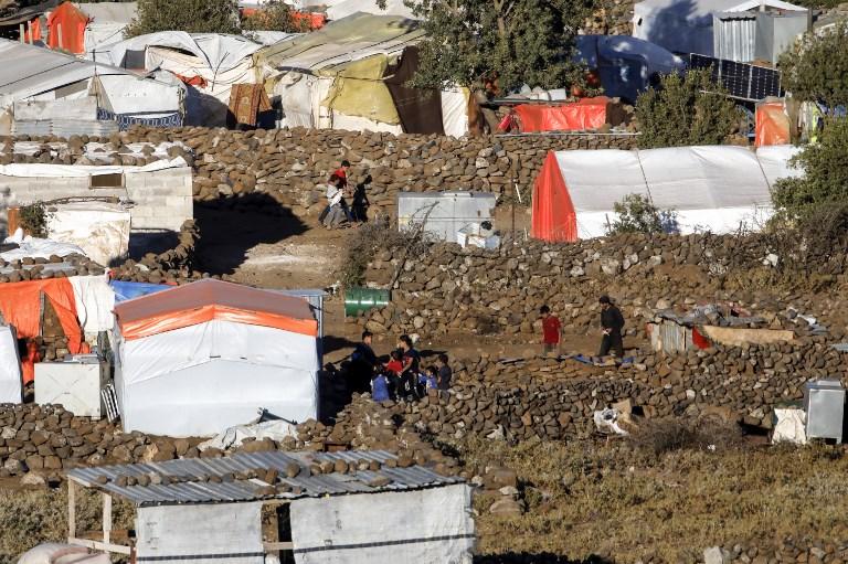 Una fotografía tomada el 30 de junio de 2018 desde los Altos del Golán israelí muestra una vista de un campamento para sirios desplazados cerca de la aldea siria de Burayqah en la provincia sureña de Quneitra. (AFP Photo / Menahem Kahana)