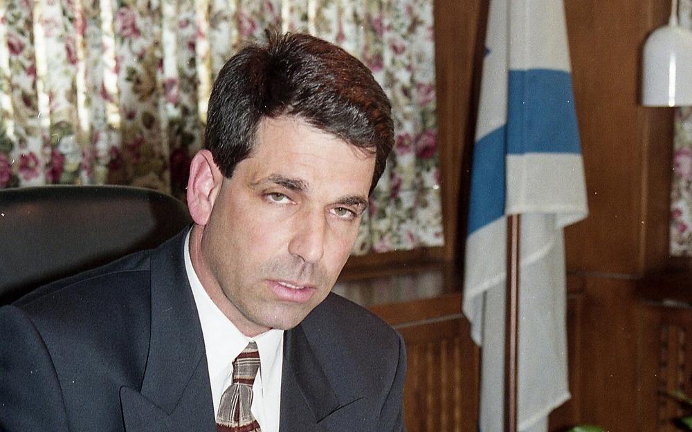 Gonen Segev, posa para una foto en su oficina en Jerusalén el 10 de enero de 1995. (Flash 90)