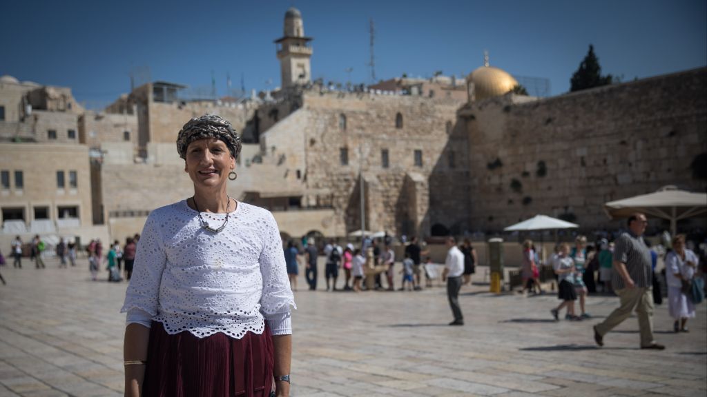 MK Shuli Mualem visto en la plaza del Muro Occidental después de visitar el complejo del Monte del Templo en la Ciudad Vieja de Jerusalén, el 29 de agosto de 2017. (Hadas Parush / Flash 90)