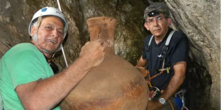 Cerámica de 2.000 años de antigüedad descubierta en una cueva