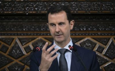El presidente sirio Bashar Assad se dirige al Parlamento recientemente elegido en Damasco, Siria, el 7 de junio de 2016. (SANA, la agencia oficial de noticias siria, vía AP)