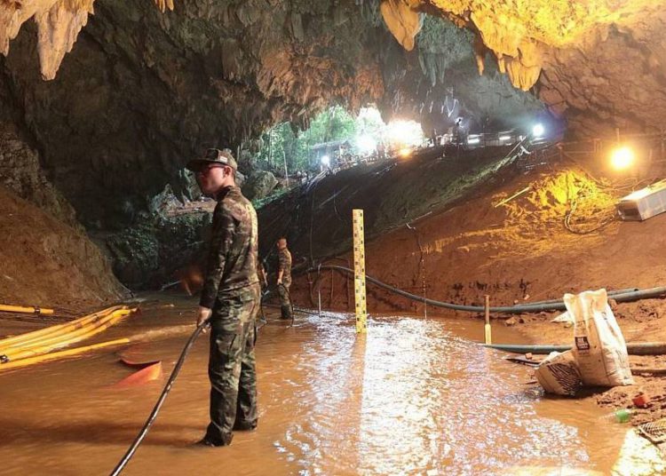 Rescatistas ingresan a la cueva tailandesa para extraer a los niños atrapados