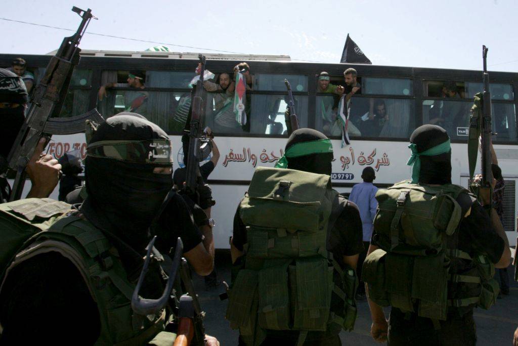 Ilustrativo: los miembros de Hamás observan cómo un autobús que transportaba prisioneros palestinos llega al cruce de Rafah con Egipto en el sur de la Franja de Gaza el 18 de octubre de 2011. (Abed Rahim Khatib / Flash 90)