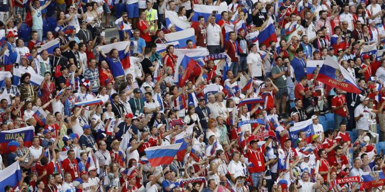 Federación de futbol de Rusia multada por la FIFA bandera neonazi