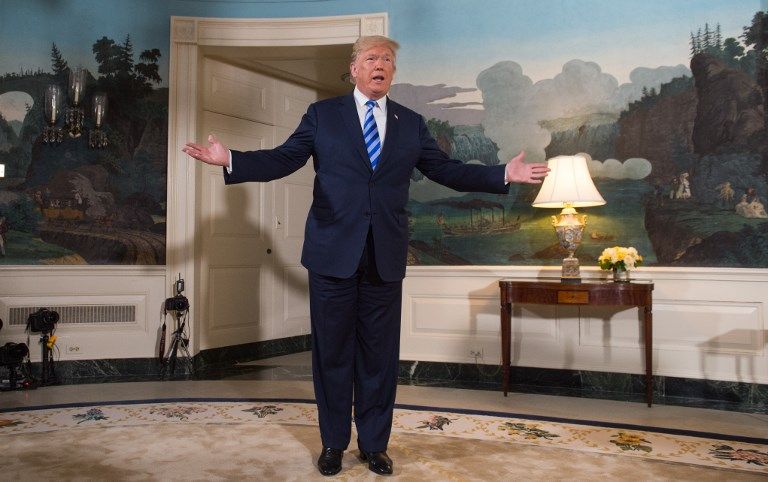 El presidente de los Estados Unidos, Donald Trump, habla con la prensa después de anunciar su decisión de retirarse del acuerdo nuclear con Irán durante un discurso pronunciado en la Sala de Recepción Diplomática de la Casa Blanca el 8 de mayo de 2018. (AFP Photo / Saul Loeb)