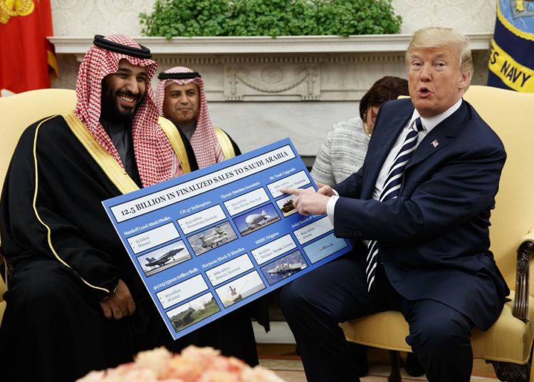El presidente de Estados Unidos, Donald Trump, muestra un gráfico que destaca las ventas de armas a Arabia Saudita durante una reunión con el príncipe heredero saudí Mohammed bin Salman en la Oficina Oval de la Casa Blanca, el 20 de marzo de 2018, en Washington. (AP Photo / Evan Vucci)