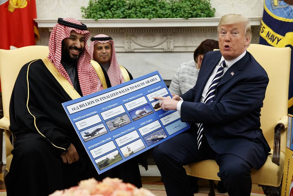 El presidente de Estados Unidos, Donald Trump, muestra un gráfico que destaca las ventas de armas a Arabia Saudita durante una reunión con el príncipe heredero saudí Mohammed bin Salman en la Oficina Oval de la Casa Blanca, el 20 de marzo de 2018, en Washington. (AP Photo / Evan Vucci)