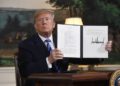 El presidente estadounidense Donald Trump firma un documento que restablece las sanciones contra Irán después de anunciar la retirada de Estados Unidos del acuerdo nuclear de Irán, en la sala de recepción diplomática en la Casa Blanca en Washington, DC, el 8 de mayo de 2018. (AFP PHOTO / SAUL LOEB)
