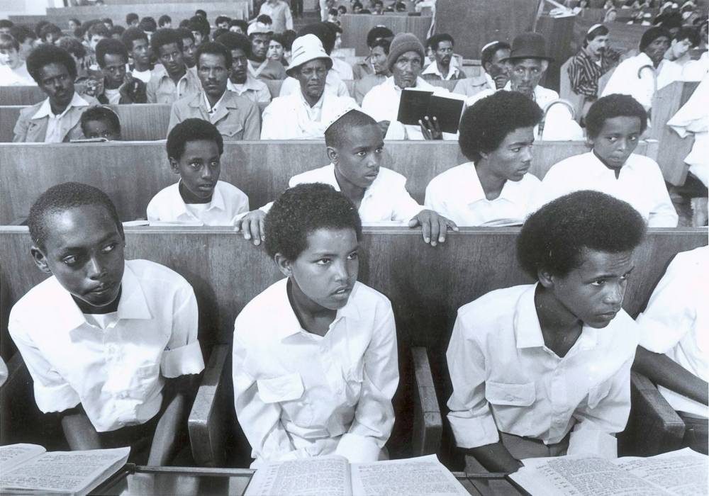Un grupo de judíos etíopes en una ceremonia en Yemin Orde Youth Village en 1984. Varios miles de miembros de Beta Israel fueron contrabandeados a Israel durante la Operación Brothers entre 1981 y 1984. Crédito: דורון בכר