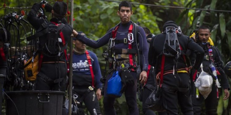 Un rescatista murió en cueva inundada de Tailandia por falta de oxígeno
