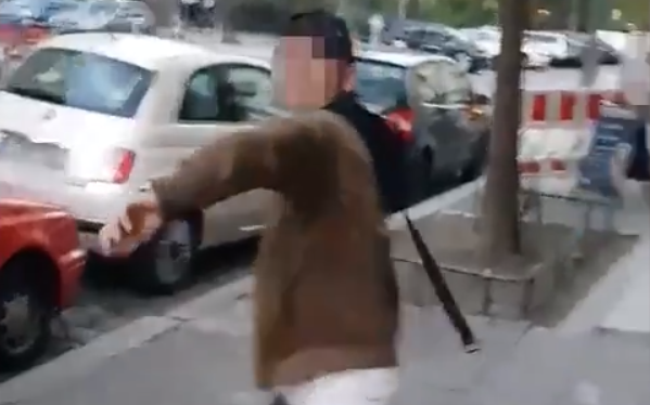 Se ve a un hombre de habla árabe preparándose para golpear a un hombre no judío que usa kipá en un ataque antisemita en Berlín en un video publicado el 18 de abril de 2018. (Captura de pantalla: Twitter)