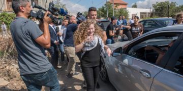 Atacante árabe Ahed Tamimi fue liberada tras cumplir condena
