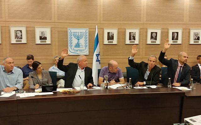 Miembros del Comité de Defensa y Asuntos Exteriores de la Knesset votan a favor de un proyecto de ley para recortar fondos a la Autoridad Palestina por el monto que Ramallah paga a los terroristas condenados, 11 de junio de 2018. (Cortesía)