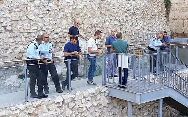 Un equipo de profesionales fue enviado a la plataforma de oración igualitaria del Arco de Robinson al lado del Muro de las Lamentaciones el 23 de julio de 2018 tras la caída de una piedra herodiana. (Cortesía del Movimiento Masorti / Rabino Valerie Stessin)