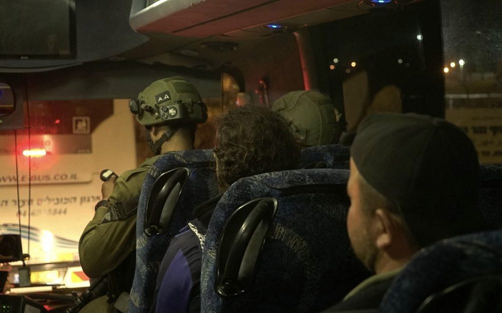 Los soldados de las FDI supervisan la transferencia de 422 trabajadores de rescate 'Casco Blanco' y sus familias a través de Israel y Jordania, cuando huyen del régimen de Assad, el 22 de julio de 2018. (Fuerzas de Defensa de Israel)