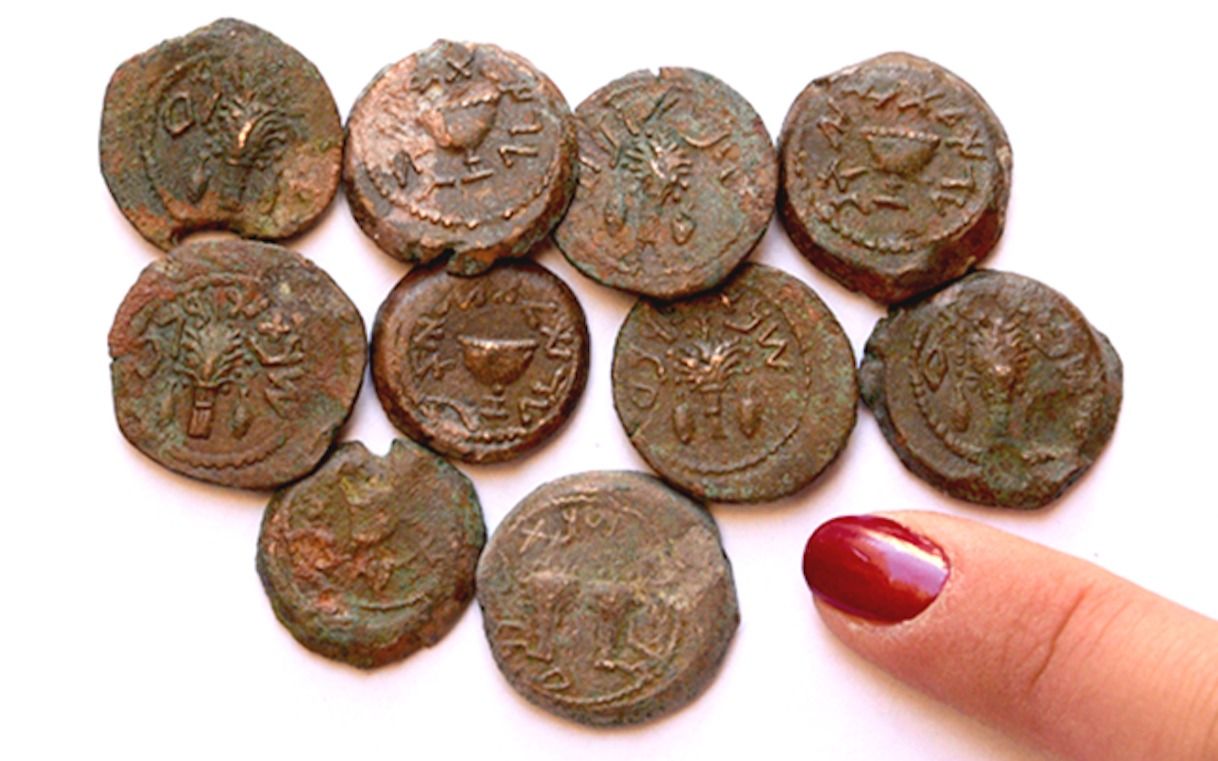 En la excavación arqueológica de Ophel fuera de las murallas de la Ciudad Vieja de Jerusalén, recientemente se descubrió un alijo de raras monedas de bronce de la Revuelta Judía, que data de alrededor del 66-70 EC. (Eilat Mazar)
