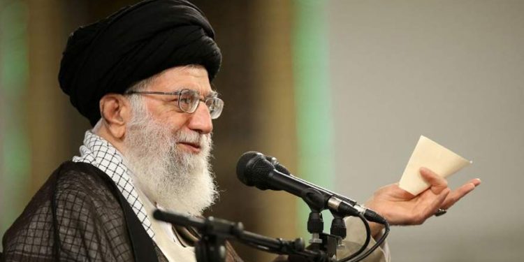 El ayatolá Ali Khamenei pronuncia un discurso durante el Día del Trabajo en una reunión de trabajadores, el 30 de abril de 2018. (AFP Photo / Website del líder supremo iraní / HO)