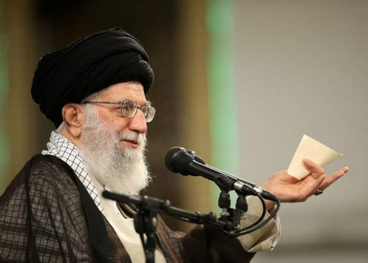 El ayatolá Ali Khamenei pronuncia un discurso durante el Día del Trabajo en una reunión de trabajadores, el 30 de abril de 2018. (AFP Photo / Website del líder supremo iraní / HO)