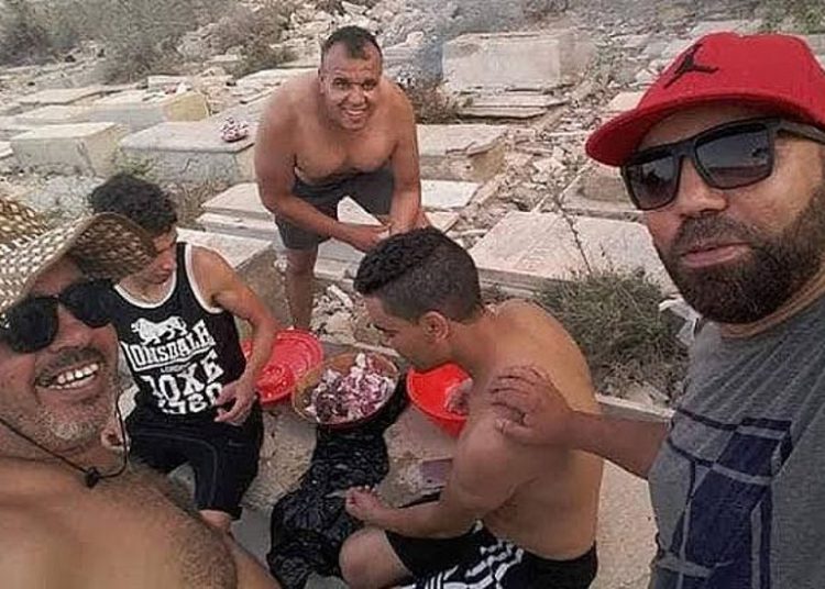 Policía tunecina arresta 6 hombres por parrilladas fotografiadas en cementerio judío