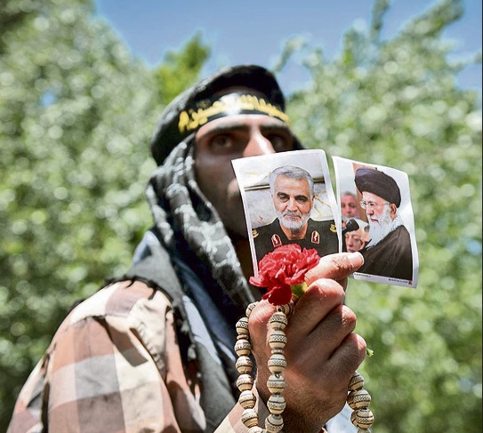 Un residente de Teherán tiene fotos de Soleimani (L) y Jamenei. Soleimani es considerada la figura más popular en Irán hoy en día (Foto: Getty Images)