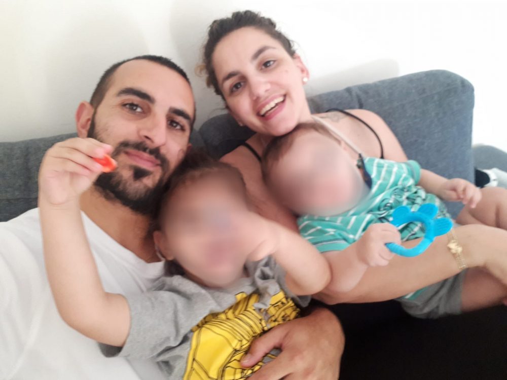 Una familia dejó huérfano de padre: un palestino de 17 años sufrió un ataque de arma blanca que hirió a israelíes y asesinó a Yotam Ovadia, de 31 años, padre de un bebé de 2 años y un bebé de 17 meses.