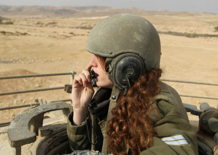 La primera tripulación femenina de tanques de las FDI se desplegará en la frontera con Egipto