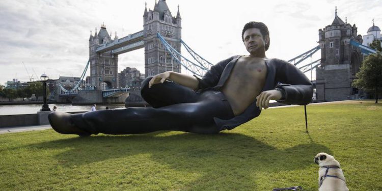 Enorme estatua del actor judíos Jeff Goldblum en Londres