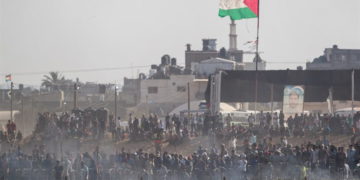 Mujeres de Gaza se manifiestan a lo largo de la cerca