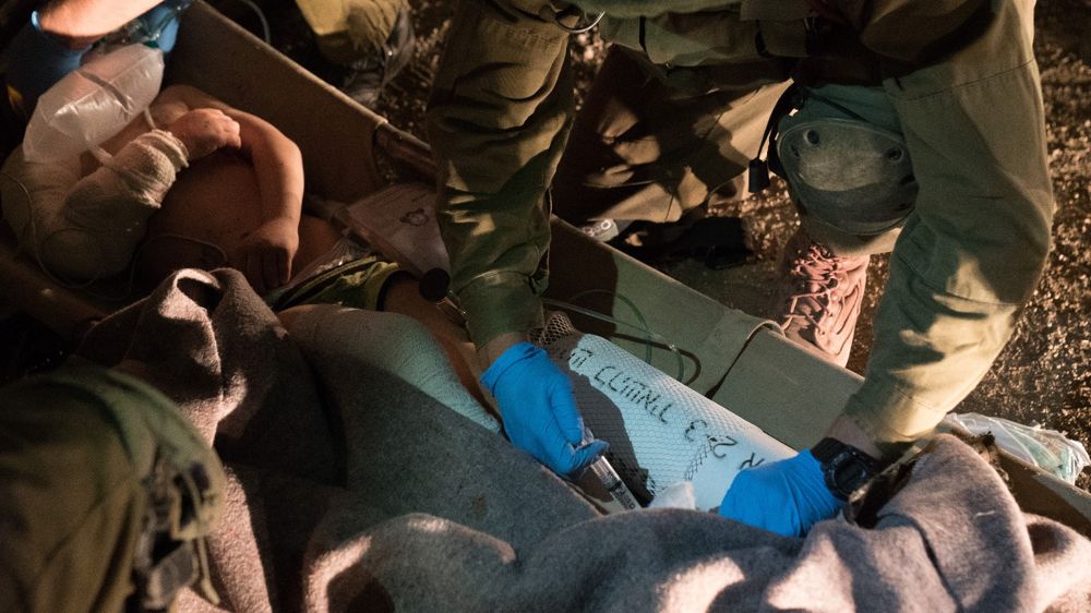 Los médicos del ejército israelí brindan atención a un sirio herido que fue llevado a Israel para recibir tratamiento médico el 29 de junio de 2018. (Fuerzas de Defensa de Israel)