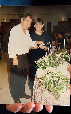 Yosef Roksa (Istvan Rokza) con su esposa Sarah en un evento familiar en una fotografía sin fecha. (Cortesía de la familia Roksa)
