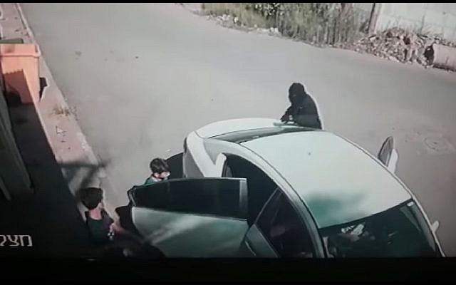 Esta captura de pantalla muestra a un hombre enmascarado que secuestró a Karim Jumhour de 7 años de edad desde su casa en la ciudad árabe de Qalansawe en julio de 2018. (Captura de pantalla: Facebook)