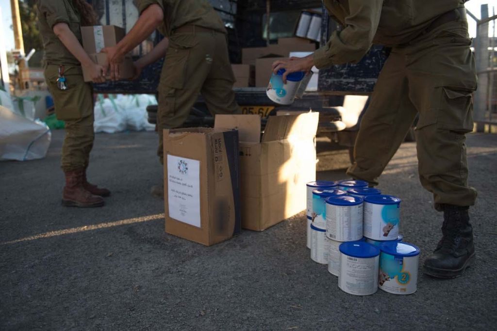 En esta foto sin fecha proporcionada el 19 de julio de 2017, los soldados de las FDI preparan ayuda humanitaria como parte del programa “Buen Vecino” del ejército para proporcionar ayuda humanitaria a los civiles sirios en los Altos del Golán sirios. (Fuerzas de Defensa de Israel)