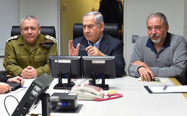 El primer ministro Benjamin Netanyahu, centro, recibe información sobre la escalada en la frontera norte junto con el jefe de personal de las FDI Gadi Eisenkot, izquierda y el ministro de Defensa Avigdor Liberman, derecha, el 10 de febrero de 2018. (Ariel Hermoni / Ministerio de Defensa)