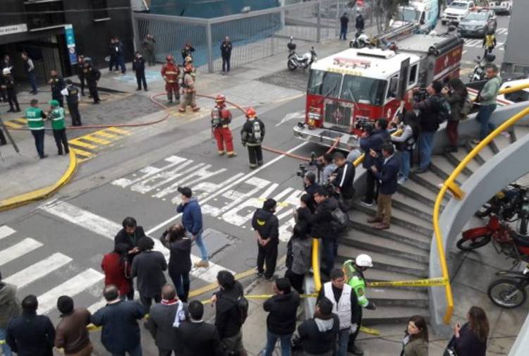 Estallaron dos mochilas cargadas con explosivos en una clínica de Lima: 18 heridos