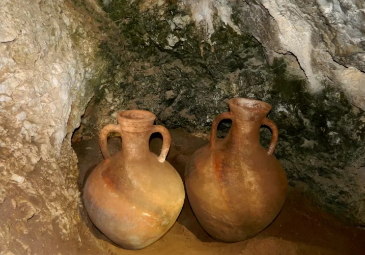 Cerámica de 2.000 años de antigüedad descubierta en una cueva 