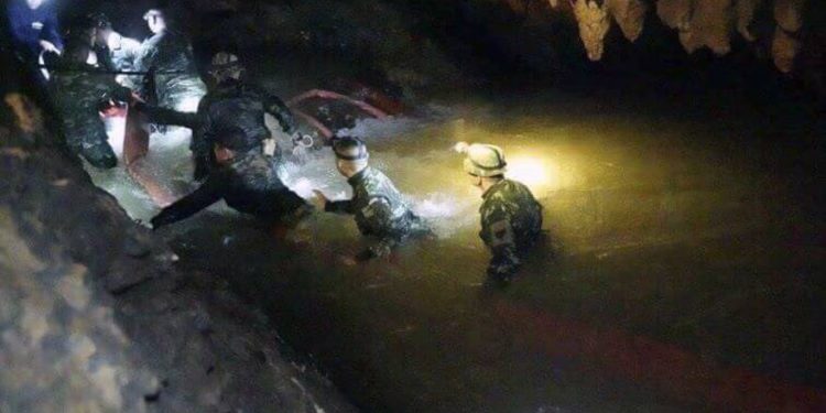 Niños desaparecidos y entrenador encontrados vivos en la cueva de Tailandia