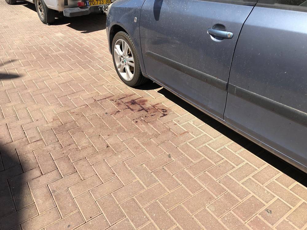 Manchas de sangre en el suelo después de que un terrorista apuñaló a Yotam Ovadia hasta la muerte en el poblado judío de Adam, el 27 de julio de 2018 (Jacob Magid)